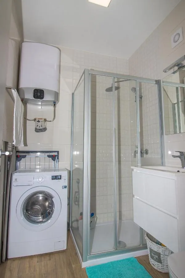 Apartament Brand New 1Br Near Central Station, Old Town, Beach - 3 Minute Walking Split