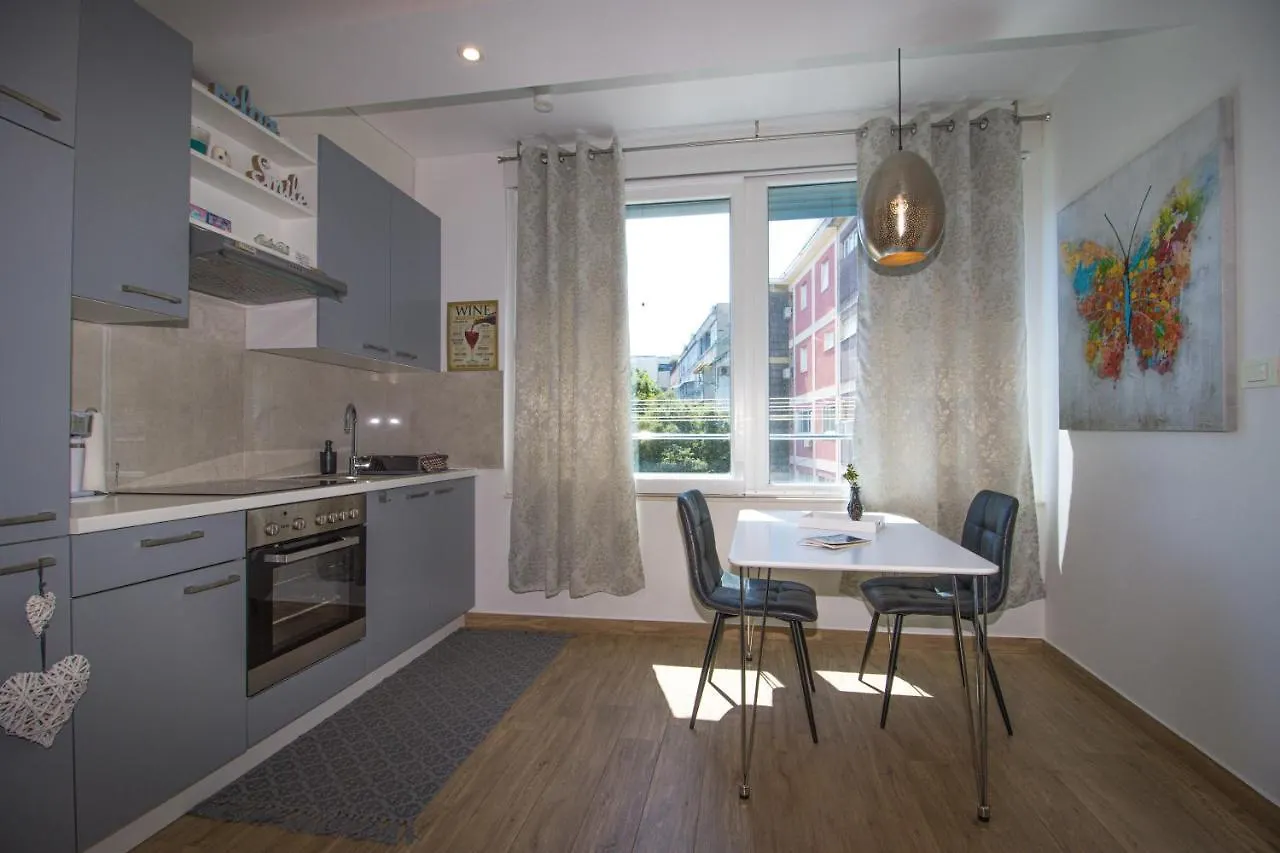 Apartament Brand New 1Br Near Central Station, Old Town, Beach - 3 Minute Walking Split